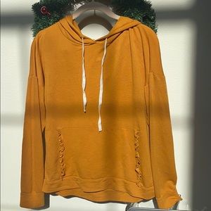 Long sleeve w hoodie.